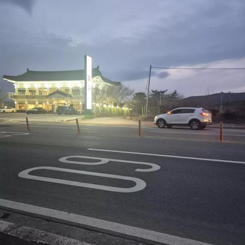 도로에서 사고나서 보호중입니다